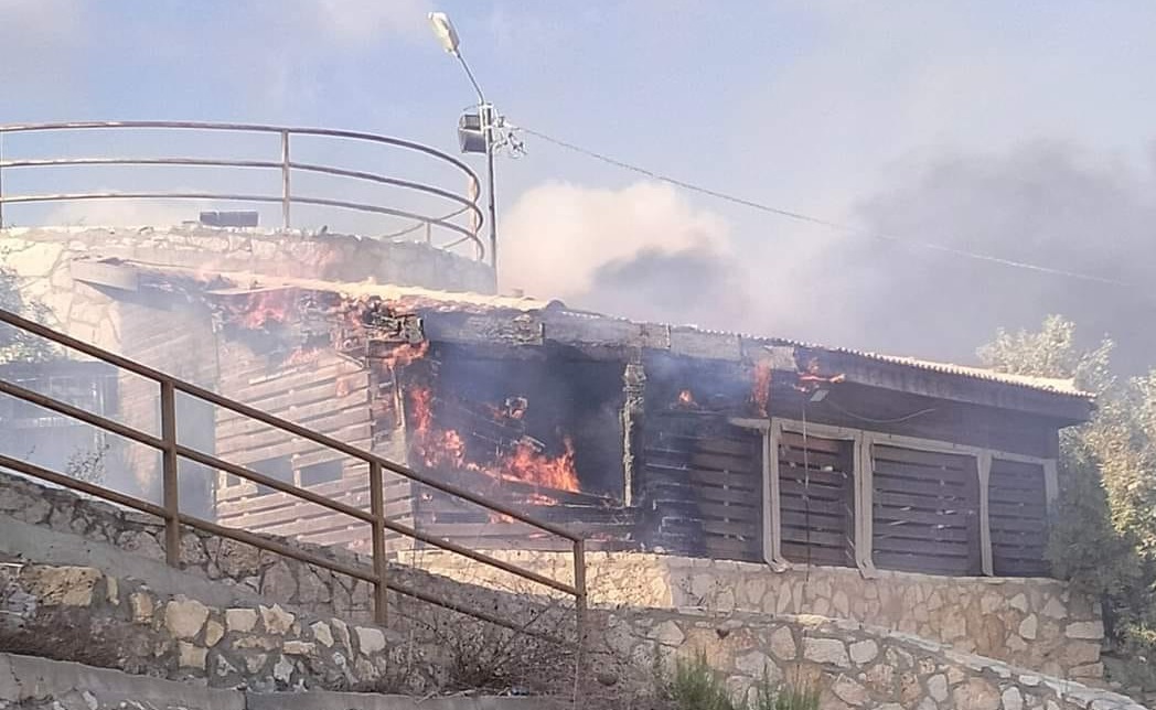 مستوطنون يحرقون متنزها و3 شاحنات ويعتدون على المواطنين في حوارة-الحياة الجديدة