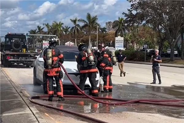 بسبب إعصار «إيان».. احتراق السيارات الكهربائية في أمريكا