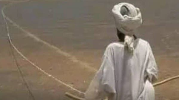 حيلة لا تخطر على بال.. هكذا استغنى ضرير عن المساعدة