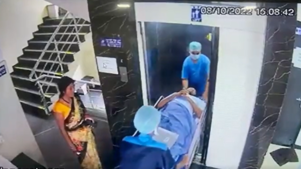 مشهد يحبس الأنفاس.. مصعد كاد يمزق جسم مريض لنصفين!