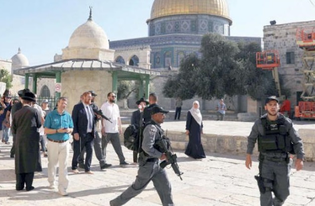 الاحتلال يقتحم “الأقصى” ومستوطنون ينفذون جولات استفزازية بين أبوابه-الحياة الجديدة