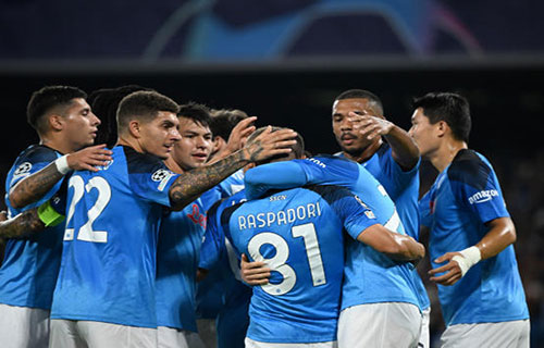 نابولي “المذهل” لاستكمال التوهج الأوروبي محلياً