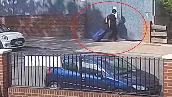 شاهد.. طبيبة تجر حقيبة فيها جثة صديقتها مقطوعة الرأس