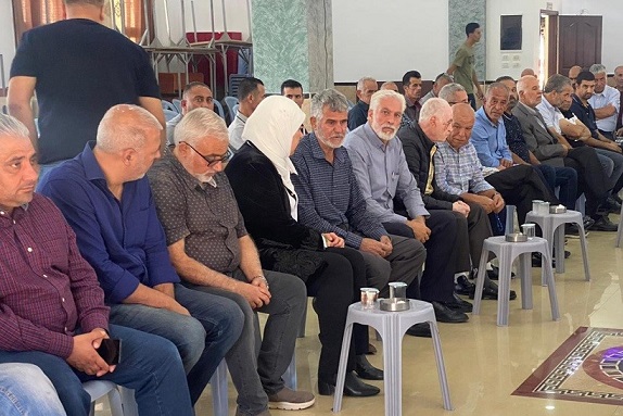 محافظ رام الله تقدم العزاء بالشهيد شجاعية في دير جرير-الحياة الجديدة