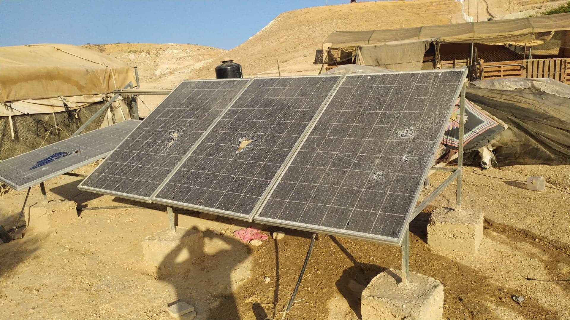 مستوطنون يحطمون خلايا شمسية بخربة الفارسية في الأغوار-الحياة الجديدة