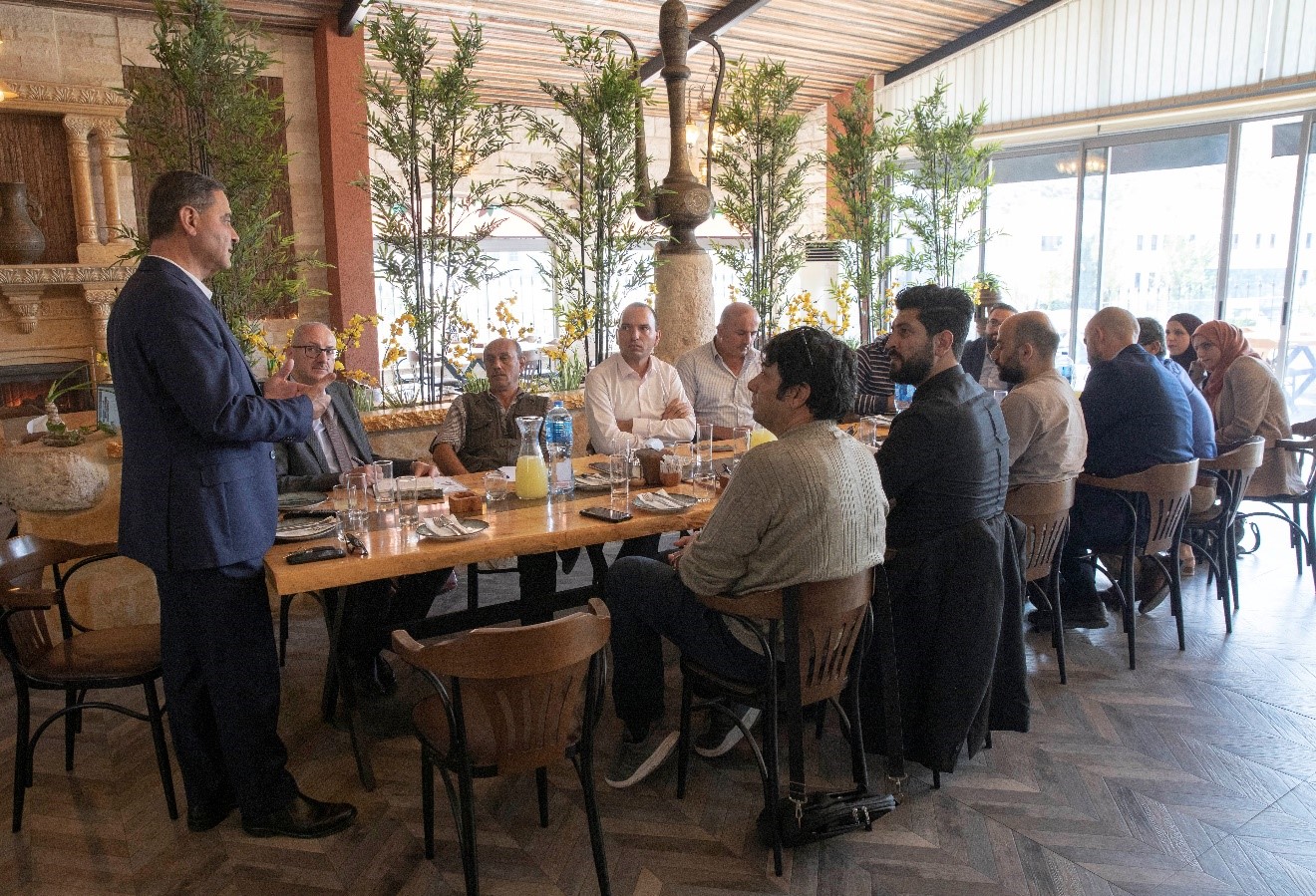 الهبّاش يسلم شيخ الأزهر أول نسخة من مصحف المسجد الأقصى هدية من دولة فلسطين-الحياة الجديدة