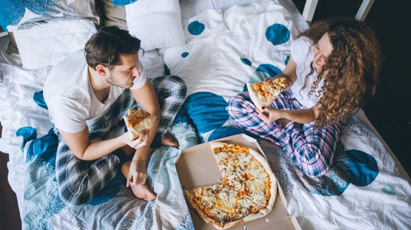 لمحبي الأكل في وقت متأخر.. هذا ما يحدث لصحتك