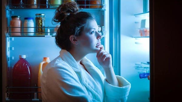 هل من السيئ تناول الطعام قبل النوم؟.. خبراء يجيبون