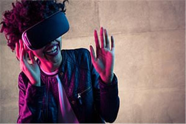 تقارير تزعم ان سماعة آبل الافتراضية تشمل أجهزة استشعار لمسح قزحية العين