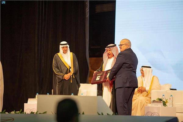 مكتبة الملك عبد العزيز تهدي جامعة القاهرة نسخة من مخطوطة اصول الخيل العربية 