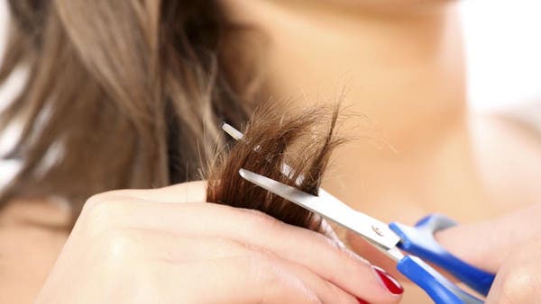 قصت شعر طالبة.. معلمة الكويت تنفي وتستنجد بالكاميرات