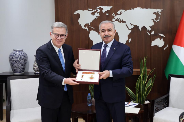 اشتية يقلد المناضل الراحل حنا صافية وسام نجمة الاستحقاق من وسام دولة فلسطين-الحياة الجديدة