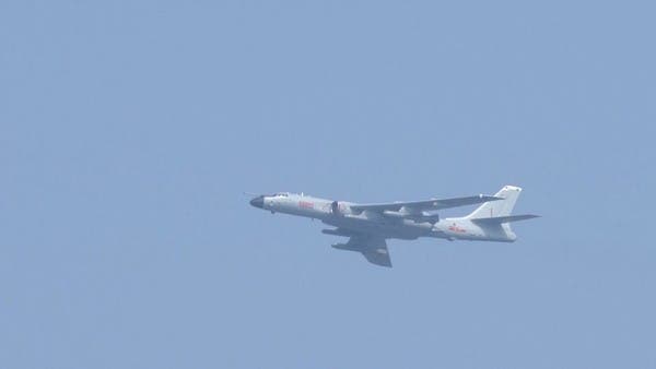 الصين تجند طيارين بريطانيين.. ولندن تتخذ خطوات حاسمة