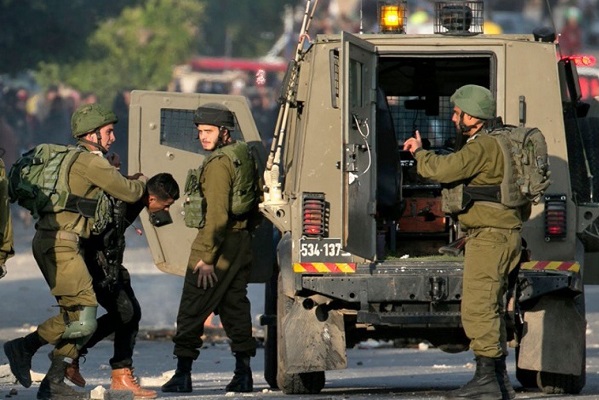 الاحتلال يصيب ثلاثة عمال بالرصاص غرب الخليل ويعتقلهم-الحياة الجديدة