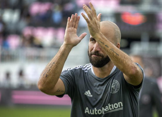 هيجواين يودع ملاعب كرة القدم باكيا