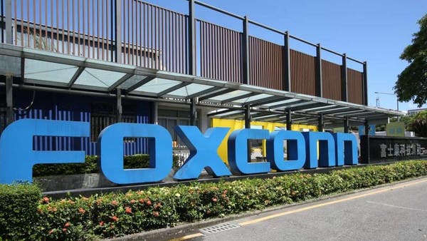 “فوكسكون” تعرض تصنيع سيارات “تسلا”.. وتعد بتقليص وقت الإنتاج للنصف