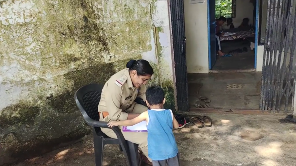 مطالباً بسجنها.. شاهد طفلاً يشكو أمه للشرطة بسبب شوكولا