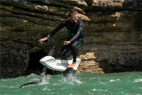 بـ 9000 آلاف دولار.. دراجة كهربائية تسير على الماء| فيديو