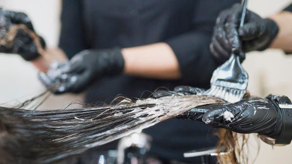 انتبهوا من تمليس الشعر.. يحفّز نوعاً من السرطان!