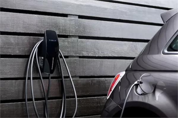 «تسلا» تطور شاحنًا منزليًا يعمل مع كافة السيارات الكهربائية