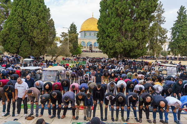 50 ألفًا يؤدون “الجمعة” في رحاب “الأقصى”-الحياة الجديدة
