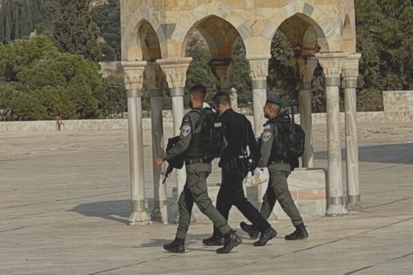 الاحتلال يقتحم الأقصى ويزيل صور الشهداء ويعتقل 4 شبان-الحياة الجديدة