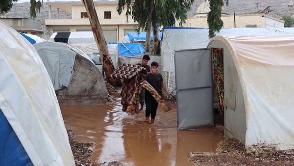 مأساة سكان مخيمات إدلب تتجدد مع الشتاء