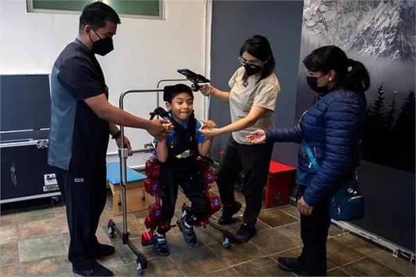 بهيكل روبوت.. طفل مُصاب بالشلل الدماغي يخطو لأول مرة | فيديو