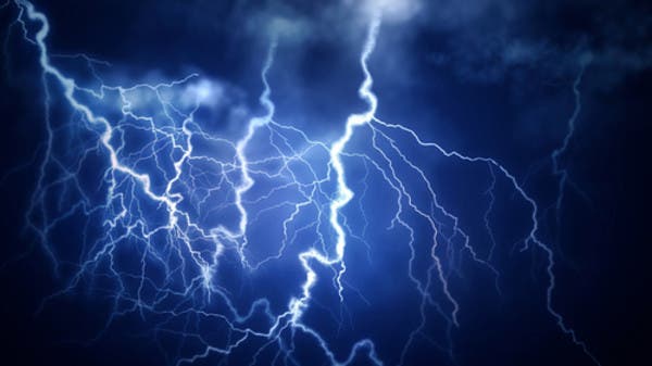 فيديو مرعب من الأردن.. البرق يضرب شاباً ويطرحه أرضاً