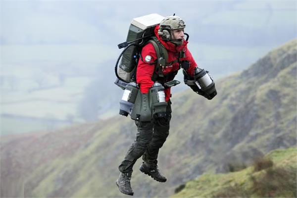 «الرجل الحديدي الطائر».. قفزة بخدمات الإسعاف الجوي