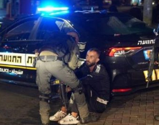 الاحتلال يعتقل شابا مقدسيا بعد الاعتداء عليه-الحياة الجديدة