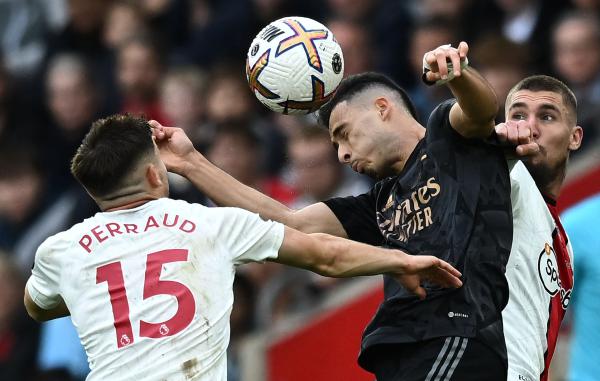 ساوثمبتون يسدي خدمة لمانشستر سيتي بإجباره أرسنال على التعادل