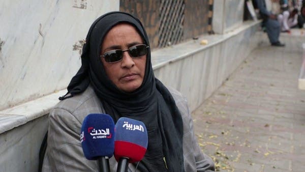 معلمة أفغانية تلمع الأحذية في شوارع كابل بعد طردها من التدريس