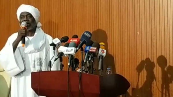 وزير سوداني يخرج عن طوره في مؤتمر التجار: اسكت يلا!