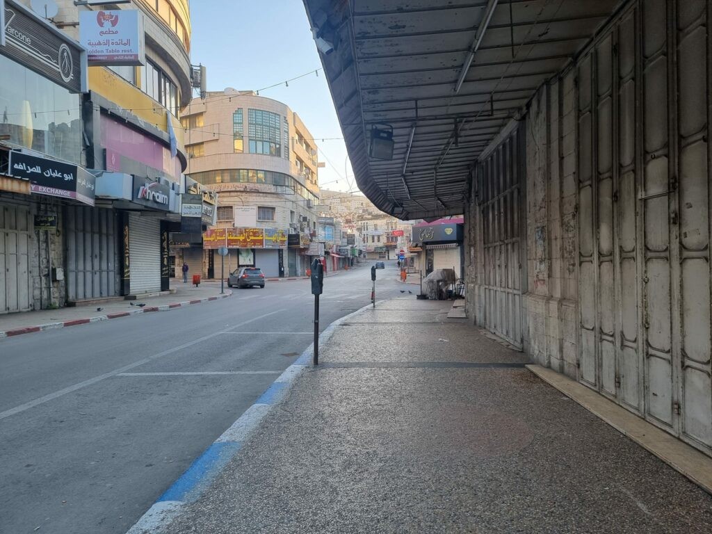 الاحتلال يعتقل فتى من الشيخ جراح بعد اعتداء المستوطنين عليه-الحياة الجديدة