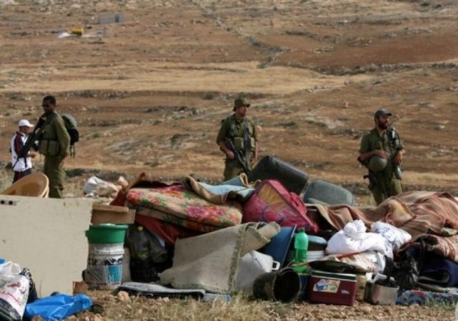 الاحتلال يهدم خيمتين سكنيتين ويستولي عليهما ويعتدي على مسن بالضرب جنوب الخليل-الحياة الجديدة