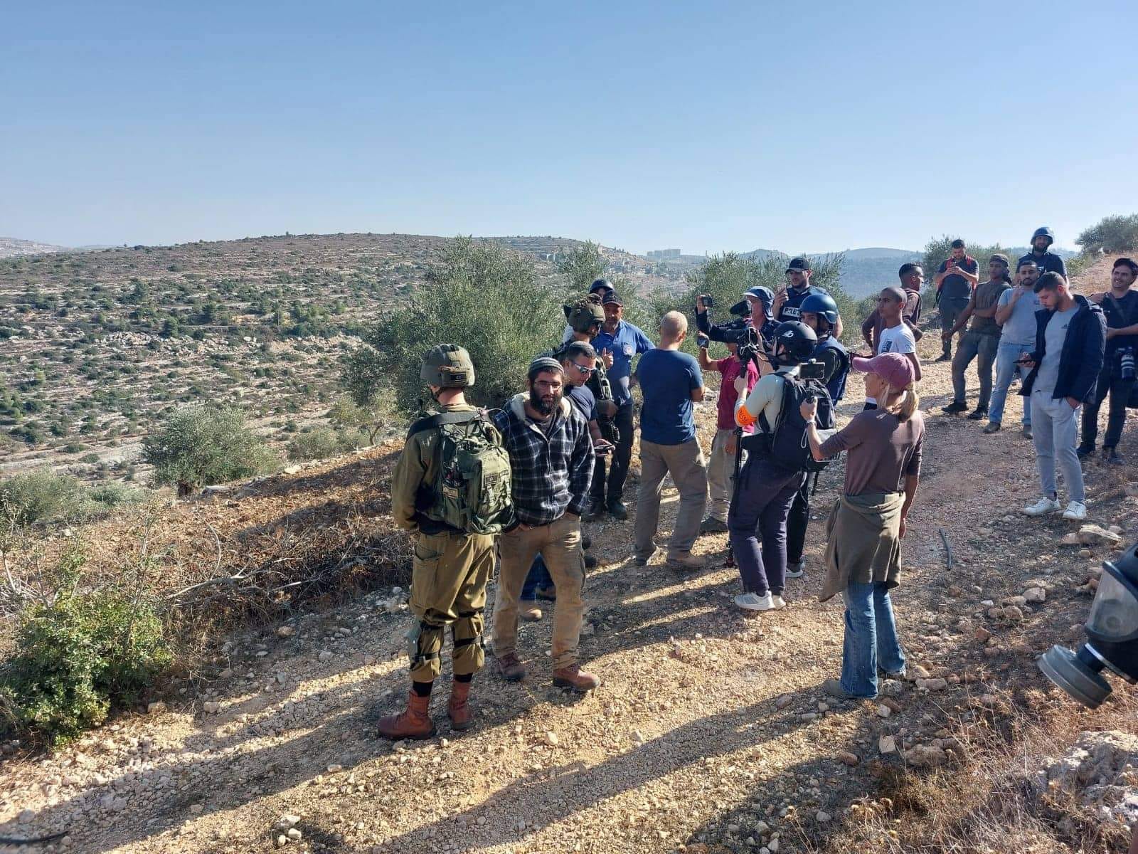 مستوطنون يهاجمون قاطفي الزيتون في جيبيا شمال رام الله ويصيبون أحدهم-الحياة الجديدة