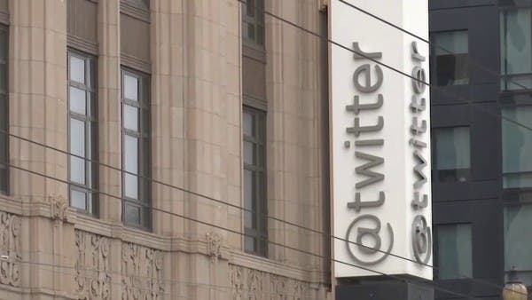 إيلون ماسك يدخل مقر تويتر حاملًا “حوض غسيل”.. لماذا؟