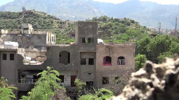 يلجأون للسواتر الترابية خوفا من قنص الحوثي..معاناة أهالي حي الزهراء في تعز