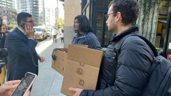 صور موظفين يحملان أغراضهما خارج تويتر.. ماسك يسخر “نعم طردا”