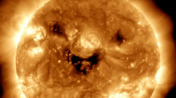 شاهد الشمس تبتسم.. صورة لناسا تقلق الخبراء