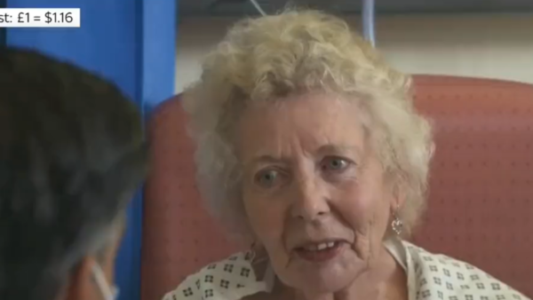 شاهد عجوزاً مريضة “تقصف” سوناك بلطف: ابذل جهداً أكبر