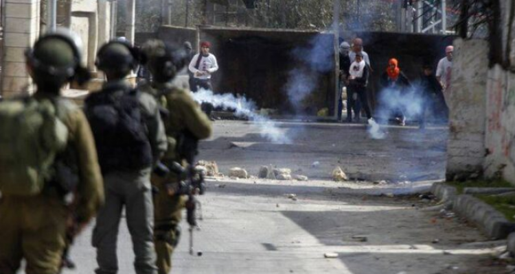 إصابة شاب بالرصاص وآخرين بالاختناق خلال مواجهات مع الاحتلال في مخيم العروب-الحياة الجديدة