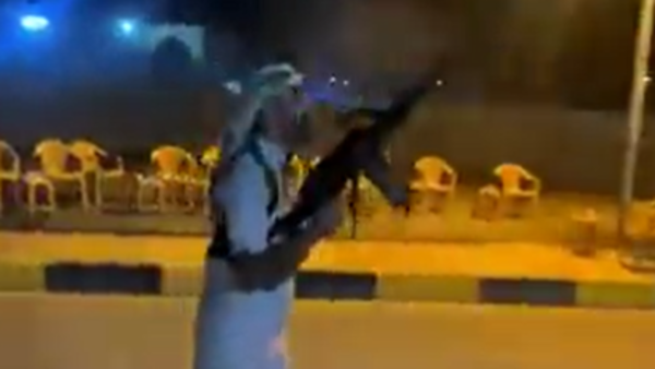 فيديو ثانٍ يلاحق وزيراً آخر بحكومة العراق.. رصاص وبلطجة