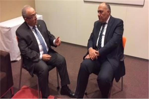 سامح شكري يلتقي نظيره الجزائري.. واجتماع بمشاركة 6 دول لمتابعة وتنفيذ قرارات القمة