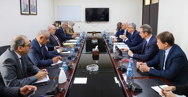 بشارة يطلع وفدا من البنك الدولي على الأوضاع المالية والاقتصادية-الحياة الجديدة