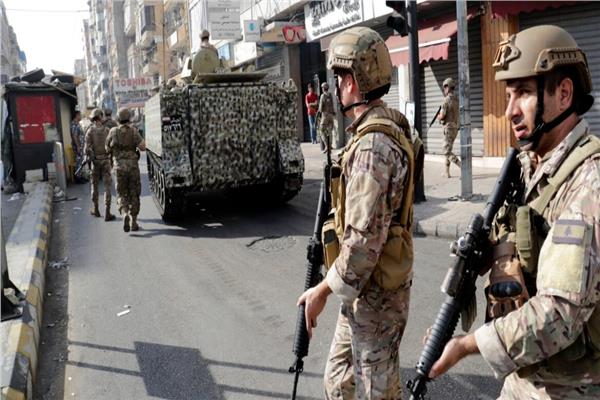 الجيش اللبناني يعتقل شخصا هدد بإطلاق النار داخل فرع بنك بالحمرا
