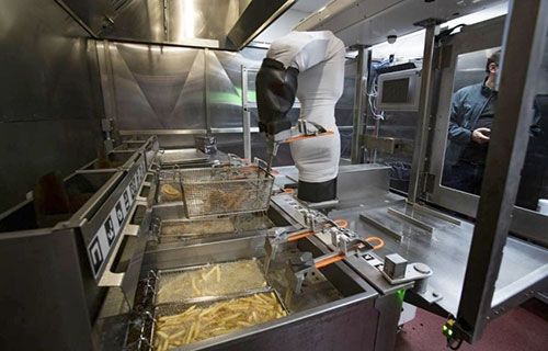 روبوت يمتهن قلي البطاطا وتقديمها في مطاعم وجبات سريعة