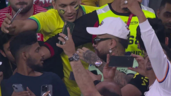 شاهد.. شبيه نيمار يخدع الأمن ويدخل مباراة البرازيل