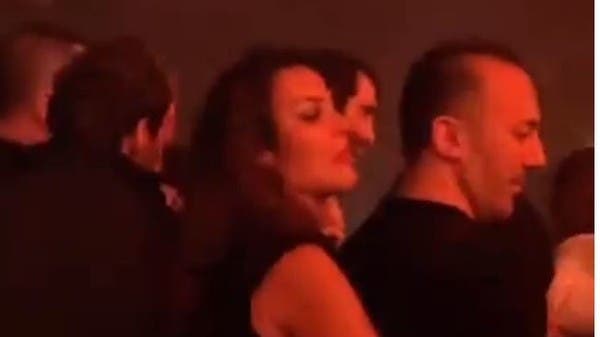 فيديو بملهى ليلي.. ندين نجيم تحتضن رجلاً “هيدا خطيبي”